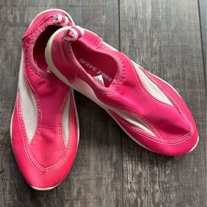 Girl’s size 2 Wave Zone Hot Pink & White SlipOn Water/Beach Shoes